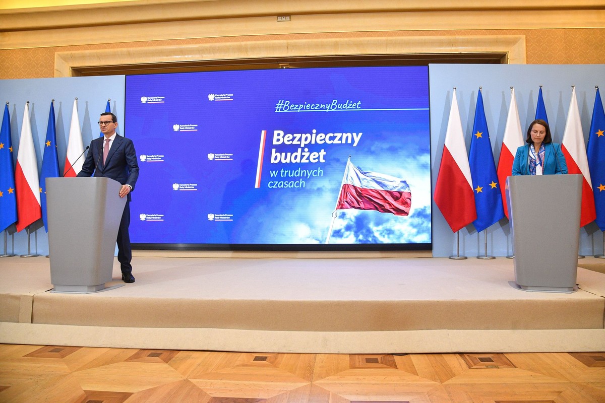 Premier Mateusz Morawiecki (L) oraz minister finansów Magdalena Rzeczkowska (P)