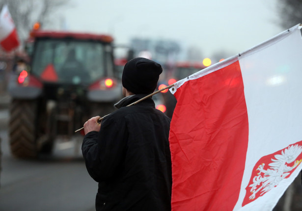 Lider rolniczego OPZZ Sławomir Izdebski zadecydował, że protestujący pozostaną na noc w Zakręcie.
