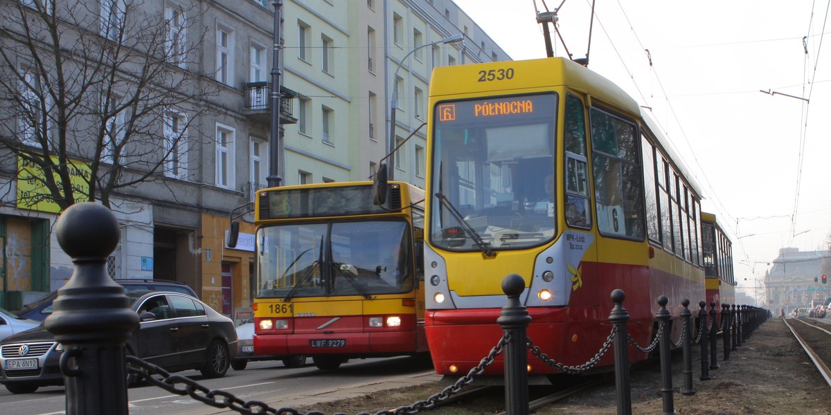 W Łodzi ustawili słupki a torowisko krzywe.