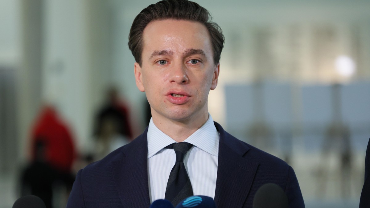 Krzysztof Bosak komentuje decyzję Grzegorza Brauna o starcie w wyborach prezydenckich. Zapewnia, że to nieprawda, co głosi Braun [Źródło: Onet]