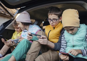 Ilustracija: deca i društvene mreže