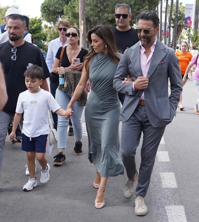 Eva Longorija Baston sa suprugom i sinom