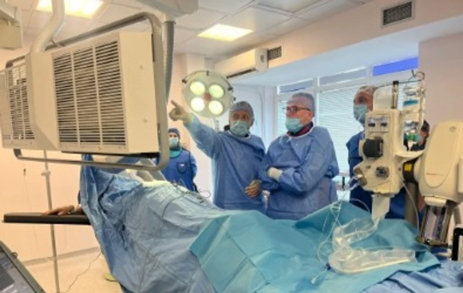 Stručnjaci iz Subotice uz podršku direktora Pejsmejker centra KC Srbije prvi put su u Opštoj bolnici Subotica ugradili dva CRT pejsmejkera