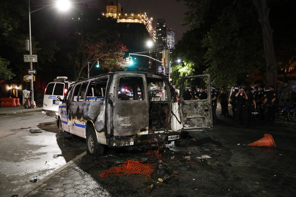Spalony radiowóz w Nowym Jorku