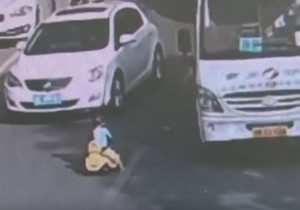 Mališan na ulcici u Kini