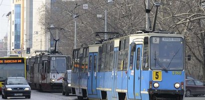 Groził pasażerom nożyczkami w tramwaju