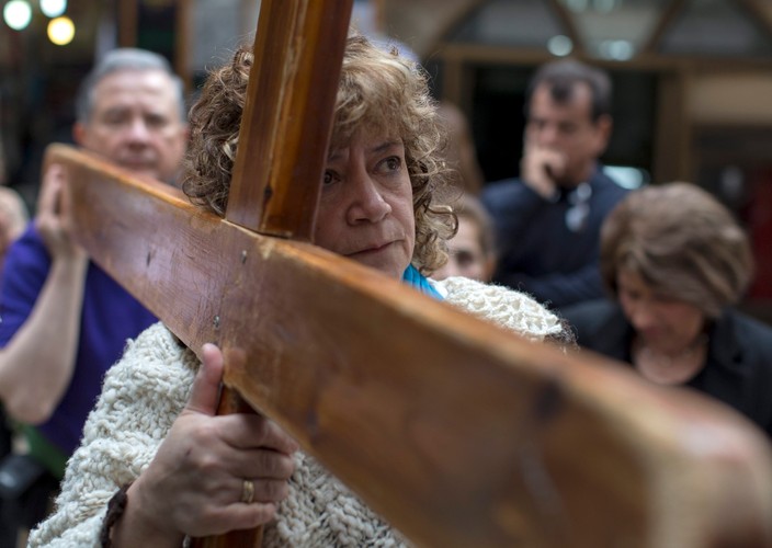 Katoliczka z Hiszpanii niosąca krzyż