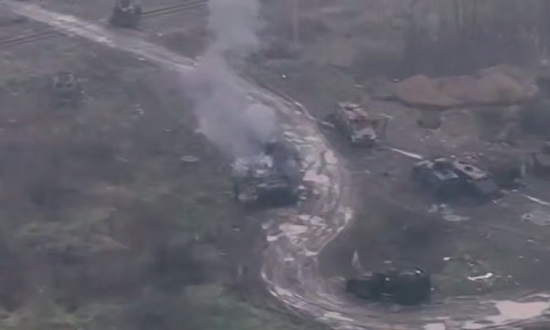 Na niedawno opublikowanym filmie widać także świeżo zniszczone, ciągle palące się pojazdy.
