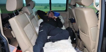 Adam sypia w samochodzie