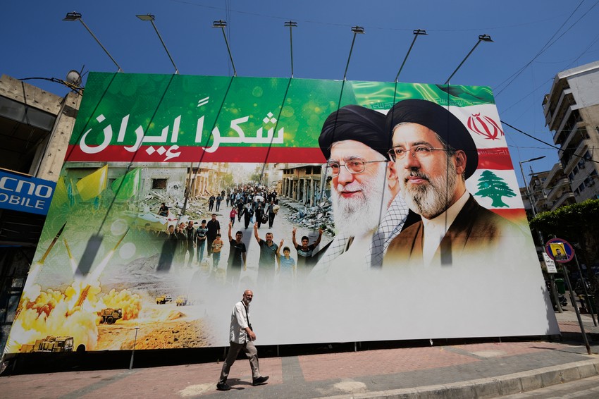 Bilbord na kojem su pokojni iranski lider ajatolah Ali Hamnei i iranski vrhovni vođa ajatolah Modžtaba Hamnei u Dahijehu, južnom predgrađu Bejruta, Liban