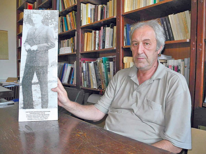 Dokument: Arheolog Aleksandar Srndaković sa slikom Svetolika Dragačevca