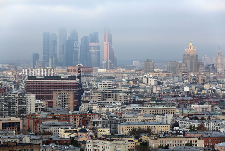 Wieżowce rosyjskiego 'city' International Business Center widziane z oddali.