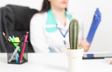 Nagyon sokszor nem lehet egyértelműen meghatározni a viszketés okát, a legtöbbször azonban az érintett terület irritációja okozza a kellemetlen tüneteket. Sokan halogatósan, szégyenlősen hosszan tűrik a tüneteket, az okok kiderítése érdekében azonban jobb mielőbb orvoshoz fordulni.