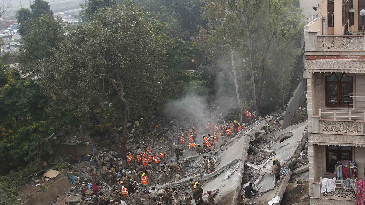 Ponad 60 osób zginęło, a kolejnych 80 zostało rannych pod gruzami domu, który wczoraj zawalił się w stolicy Indii, Delhi - poinformowała stacja telewizyjna NDTV.