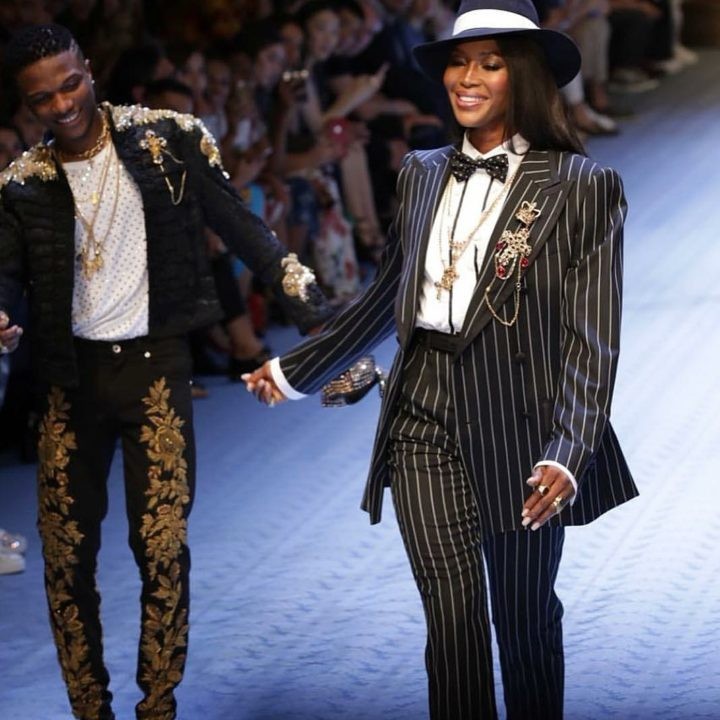 Wizkid marchant sur la piste avec Naomi Campbell [notjustok]