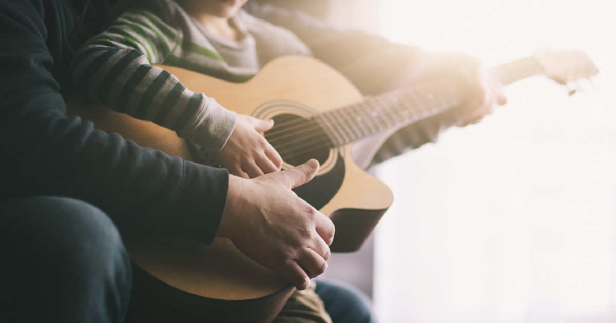 Nauka Gry Na Gitarze Jak Zaczac Jakie Piosenki I Jak Sie Nie Zniechecic Dziecko