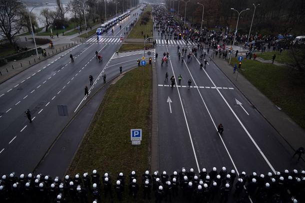 Manifestacja w Warszawie „Idziemy po wolność. Idziemy po wszystko!. Policja blokuje ulicę