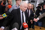Jarosław Kaczyński (C) oraz członek komisji, poseł PiS Mariusz Gosek (C-P) w przerwie komisji śledczej ds. Pegasusa