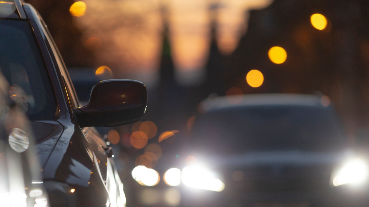 Oslnenie za volantom môže signalizovať vážne ochorenie očí. (ilustračné foto)