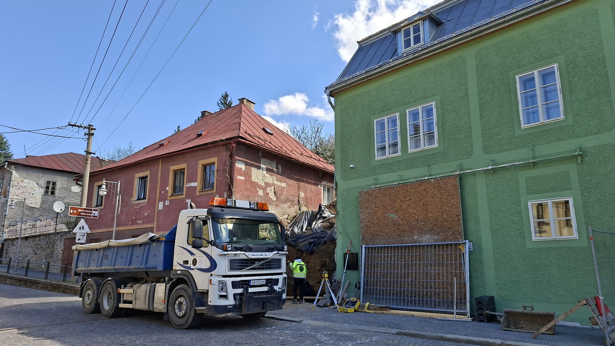 Záber z miesta zbúraného múru v Kremnici z 22. 4. 2026. Dom vpravo patrí Petrovi Begányimu.