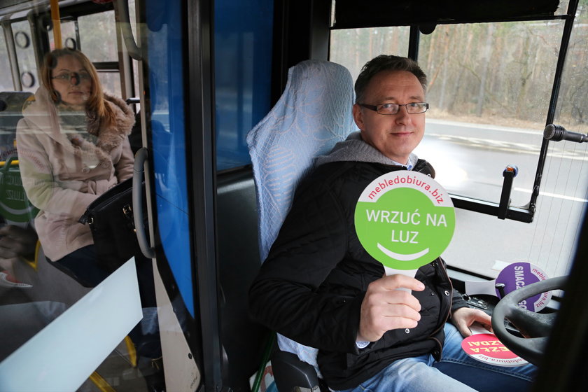 Po stolicy jeździ niezwykły autobus z wesołym kierowcom