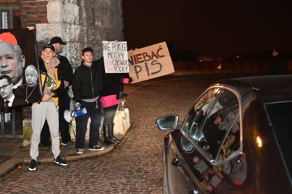 Jarosław Kaczyński odwiedził grób brata. Na miejscu czekali protestujący