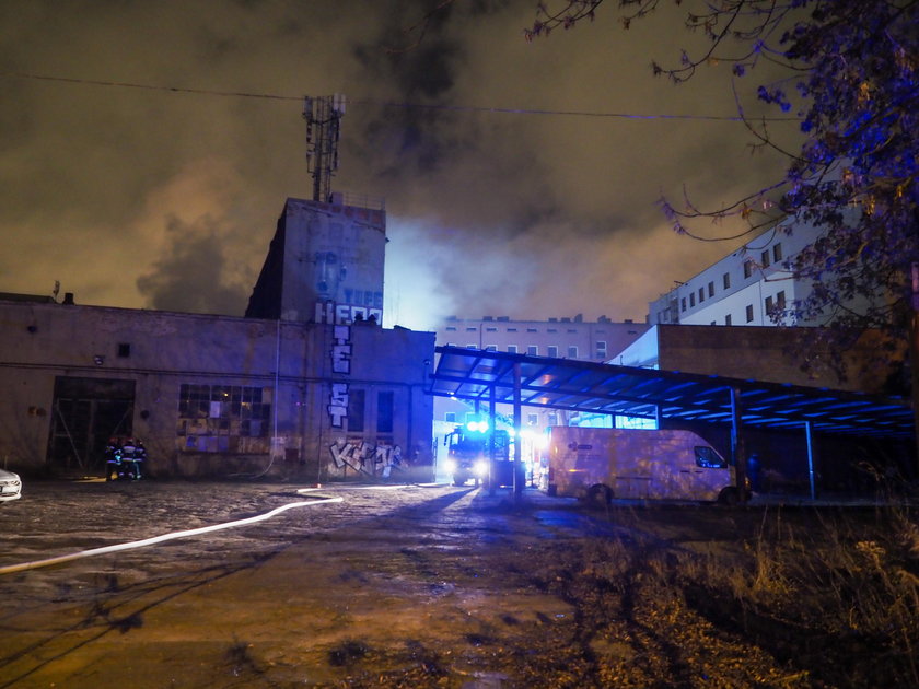 Pożar fabryki w Łodzi: Strażacy podejrzewają podpalenie