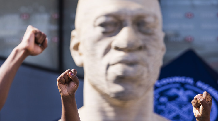 George Floyd afroamerikai férfi szobránál ünnepelnek emberek New York Brooklyn negyedében 2021. június 25-én, miután egy minnesotai bíróság 22 és fél év börtönre ítélte Derek Chauvin volt minneapolisi rendőrt, amiért 2020 májusában, őrizetbe vétel közben megölte Floydot / Fotó: MTI/EPA/Justin Lane