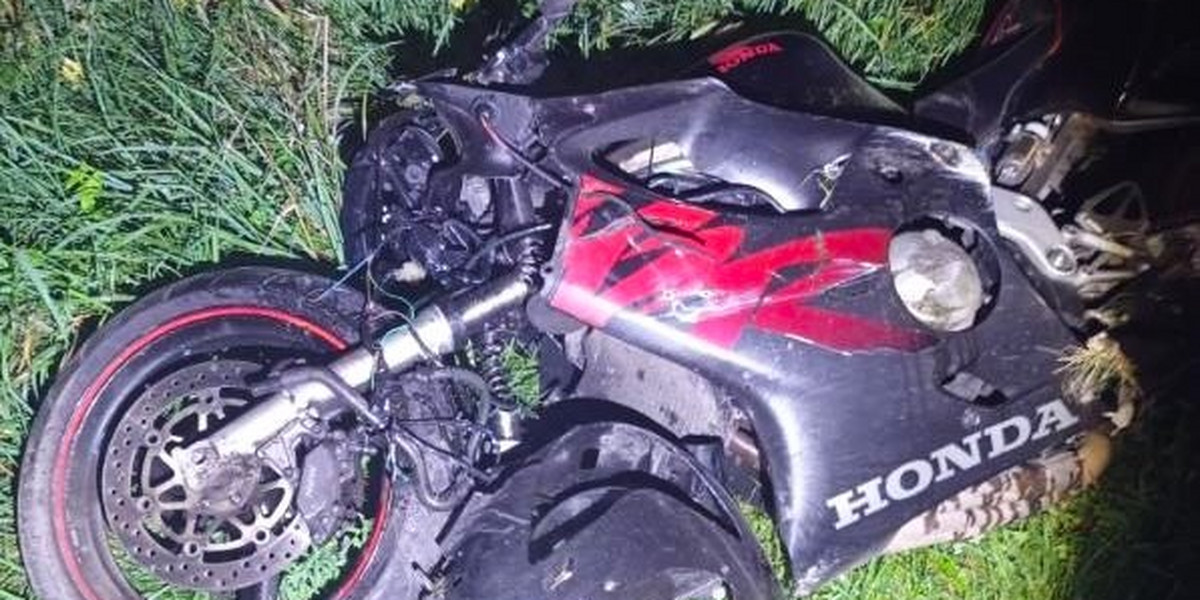 Motocyklista bez uprawnień i pijany uderzył w słup energetyczny, motocykl okazał się skradziony