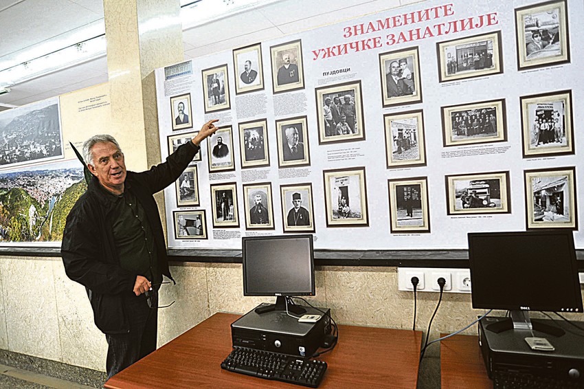 Užičani na slikama često prepoznaju svoje pretke: Miloš Poznanović ispred svoje kolekcije