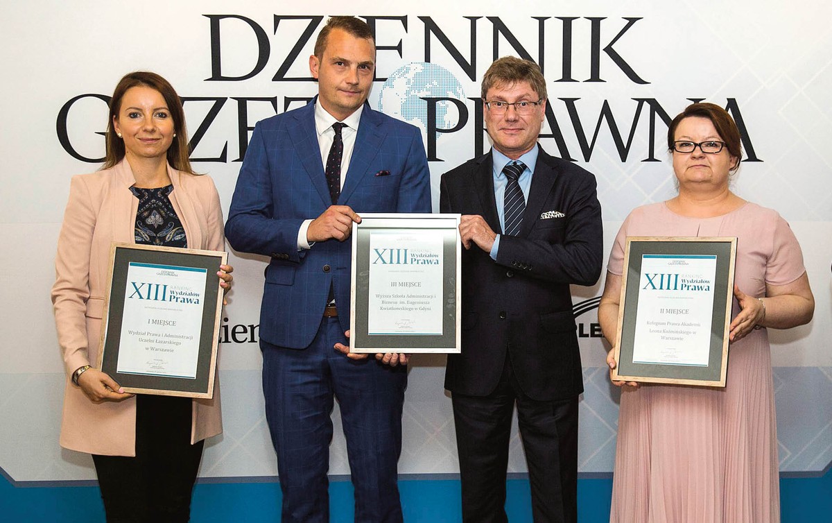 UCZELNIE NIEPUBLICZNE – LAUREACI (od lewej) dr hab. Anna Konert Wydział Prawa i Administracji Uczelni Łazarskiego w Warszawie (I miejsce), dr Paweł Chyc, rektor Tomasz Białas Wyższa Szkoła Administracji i Biznesu im. E. Kwiatkowskiego w Gdyni (III miejsce), dr Arleta Nerka Kolegium Prawa Akademii Leona K0źmińskiego (II miejsce)