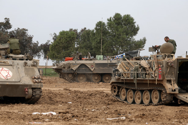 Izraelscy żołnierze i pojazdy wojskowe w pobliżu granicy Izraela z Gazą