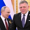 Vladimir Putin i Robert Fico na proslavi Dana pobede u Moskvi 2025. godine