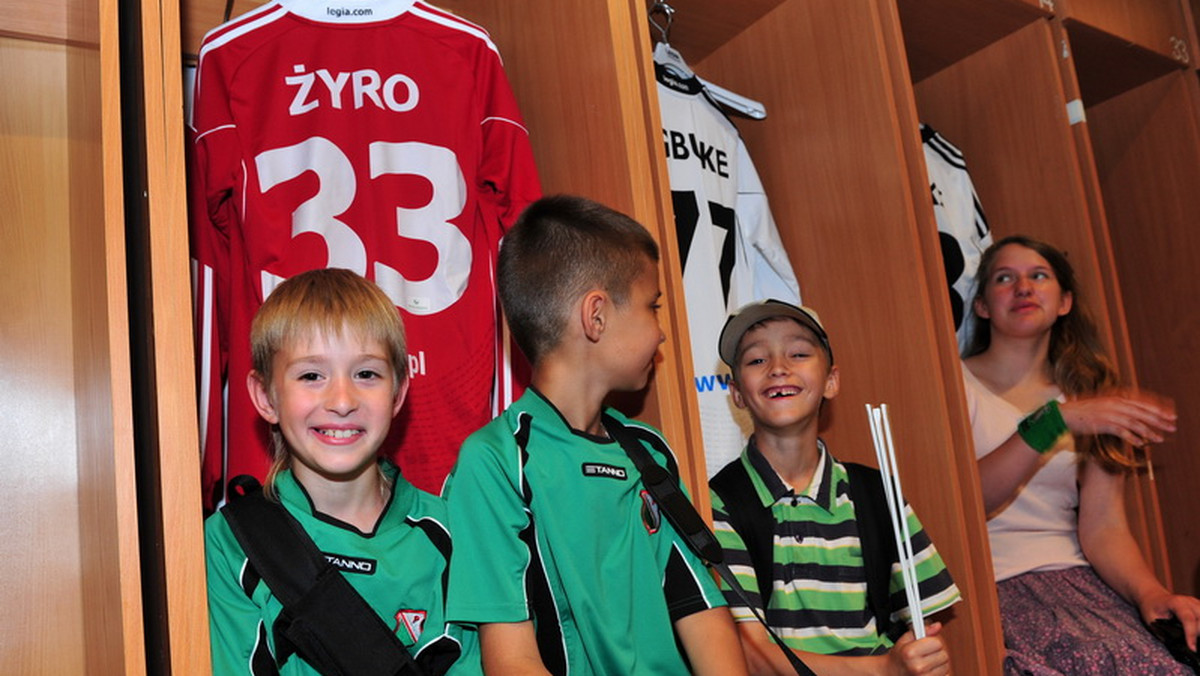 Ponad tysiąc dzieci odwiedziło w środę 1 czerwca nowy stadion Legii. Z okazji Dnia Dziecka klub z Łazienkowskiej zaprosił najmłodszych kibiców na wycieczki po stadionie. Tego dnia odbyła się również nietypowa konferencja prasowa. Jakub Rzeźniczak odpowiadał na pytania dzieci, które wcieliły się w rolę dziennikarzy. Po konferencji, obrońca Legii poprowadził trening z uczestnikami programu 2012 Talentów.