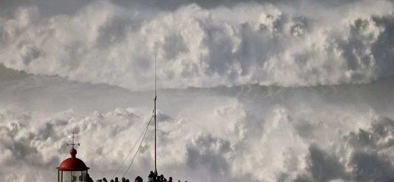 Fale wielkie jak wieżowce i odważni surferzy. Tak wieje w Portugalii