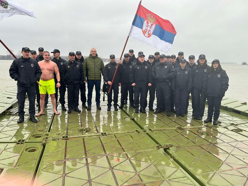 Komandiri više kazneno-popravnih zavoda viteški plivali za Časni krst