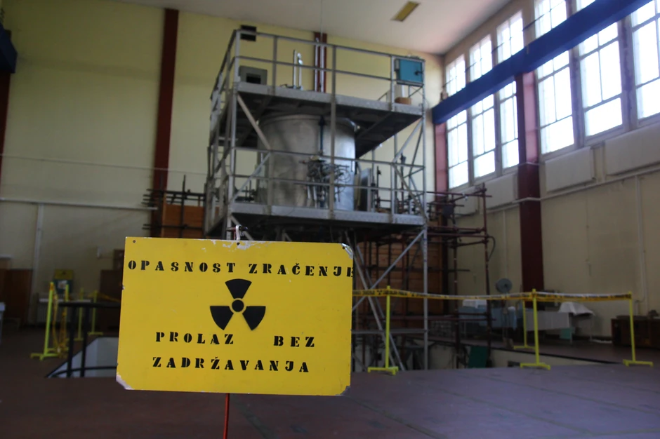 Naučnici traže odvajanje jer je istraživački rad ugrožen zbog nemogućnosti raspolaganja novcem koji se nenamenski troši "na donacije, reprezentaciju i beskrajno sređivanje upravne zgrade"