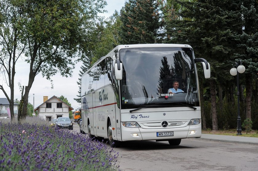 Politycy PiS w drodze na wyjazdowe posiedzenie klubu byli w świetnych nastrojach. Wyglądali jak wycieczka szkolna!