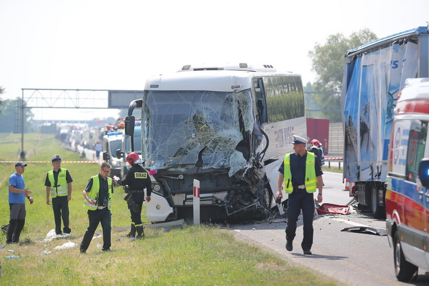 Autobus przewożący dzieci zderzył się z ciężarówką.