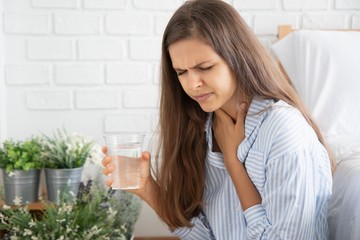 Csuklást okozhat az ionegyensúly felborulása és a vitaminhiány is, a rekeszideget érő nyomás, illetve bizonyos tumorok és vesebetegségek. Az American Cancer Society szerint a kemoterápiával kezelt betegek 30%-ánál fellép csuklás.