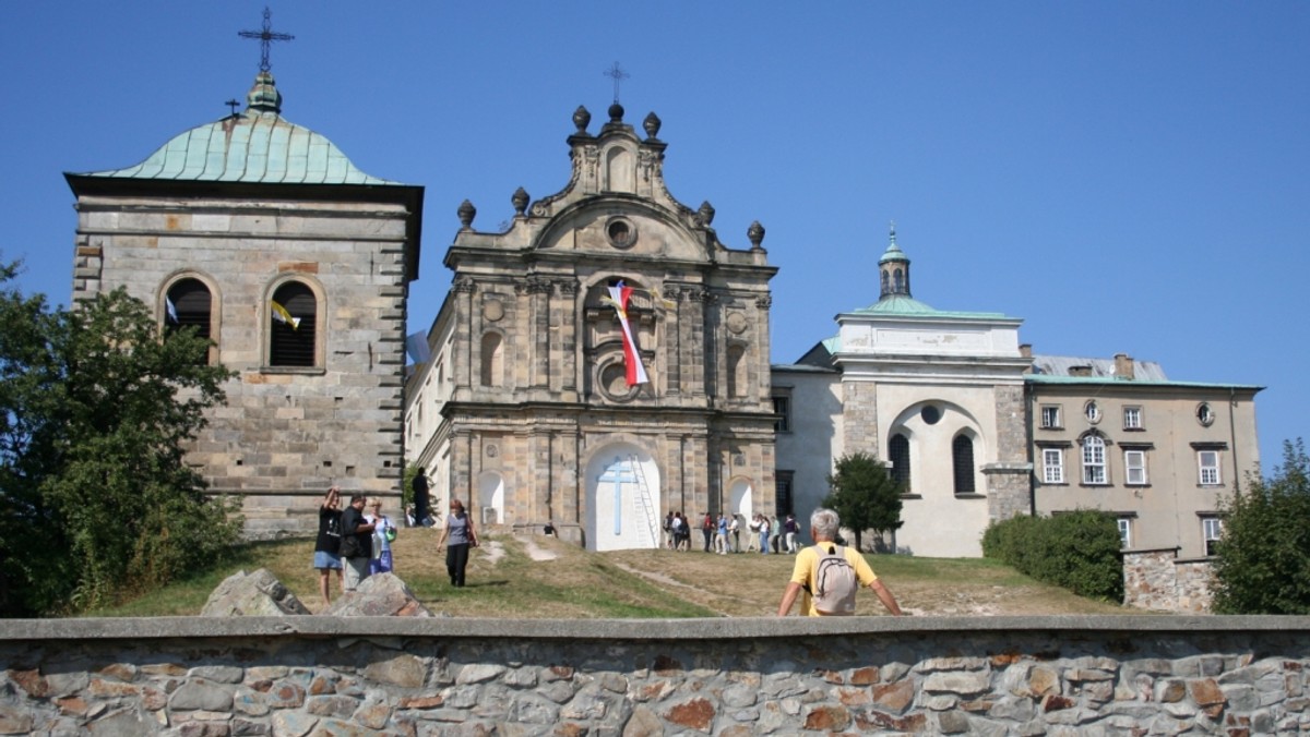 Nie potrzeba dwutygodniowego urlopu i pełnego portfela, by ciekawie spędzić czas i poznać fascynujące miejsca. Wystarczy dobrze rozejrzeć się w okolicy! Dziś prezentujemy siedem miejsc z województwa świętokrzyskiego, gdzie prawdziwa przygoda jest na wyciągnięcie ręki. Pradawne legendy, historyczne pałace, sekrety czarownic, życiorysy wybitnych pisarzy czy skamieniałe ślady zwierząt starszych niż dinozaury to tylko niektóre z atrakcji czekające na turystów, którzy odważą się zejść z utartych ścieżek. – Polecam wizytę w tych siedmiu zakątkach naszego województwa – mówi Piotr Sadłocha, ze Stowarzyszenia Rozwoju Wsi Świętokrzyskiej. – Wytrwałych wędrowców, którzy pokonają wszystkie tras, nagrodzimy upominkiem – dodaje Sadłocha.