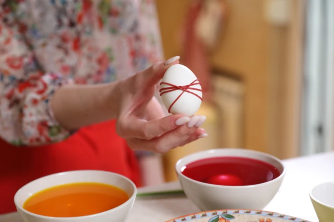 Ukrašavanje jaja gumicama za tegle