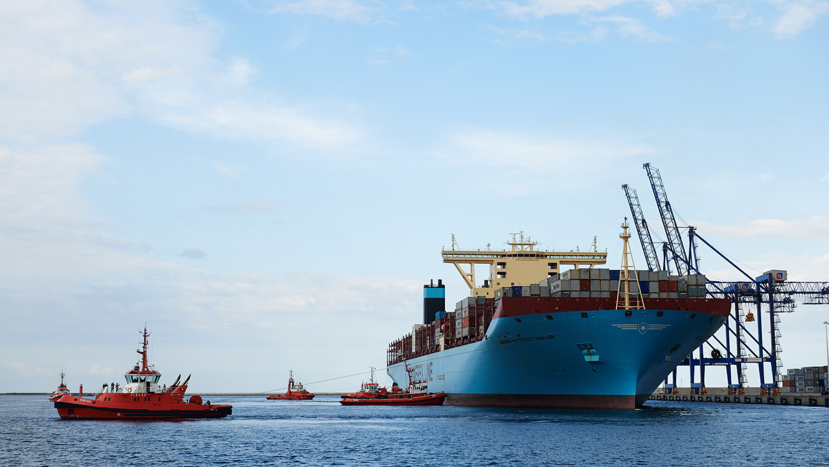 Największy kontenerowiec i najdłuższy statek na świecie - mierzący 400 metrów - wpłynął w środę do terminalu DCT w porcie w Gdańsku. Jednostka, której armatorem jest Maersk Line z Danii, przypłynęła w ramach swojego dziewiczego rejsu z Korei Południowej.