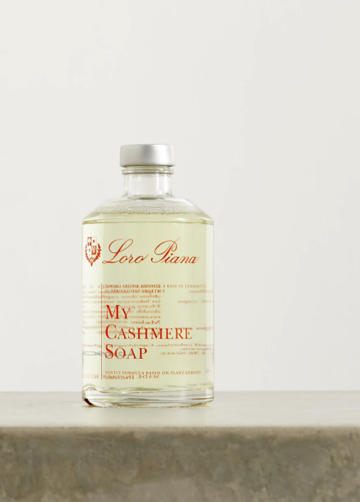 Lessive pour linge délicat avec des composants efficaces tels que le sucre et l’huile d’olive de Loro Piana, environ 148 francs, via Net-A-Porter. 