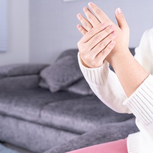 Reumatoid artritisz: ezek a reumatológus tanácsai a reggeli merevség ellen