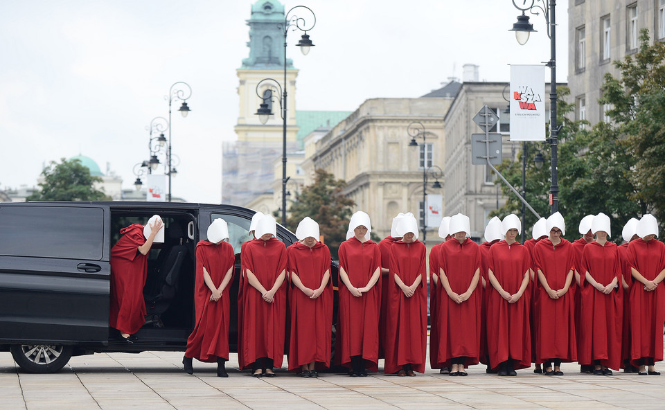 "Opowieść podręcznej": podręczne w Warszawie