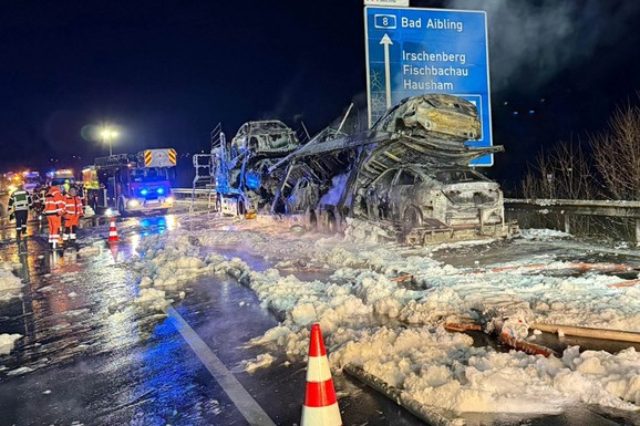 ŠEST "MERCEDESA" BUKNULO U POŽARU Vozaču iz BiH izgoreo šleper sa natovarenim luksuznim automobilima (FOTO)