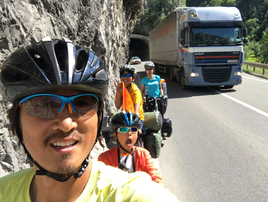 Rizik: Na mnogim putevima u Srbiji nisu obeležene staze za bicikliste