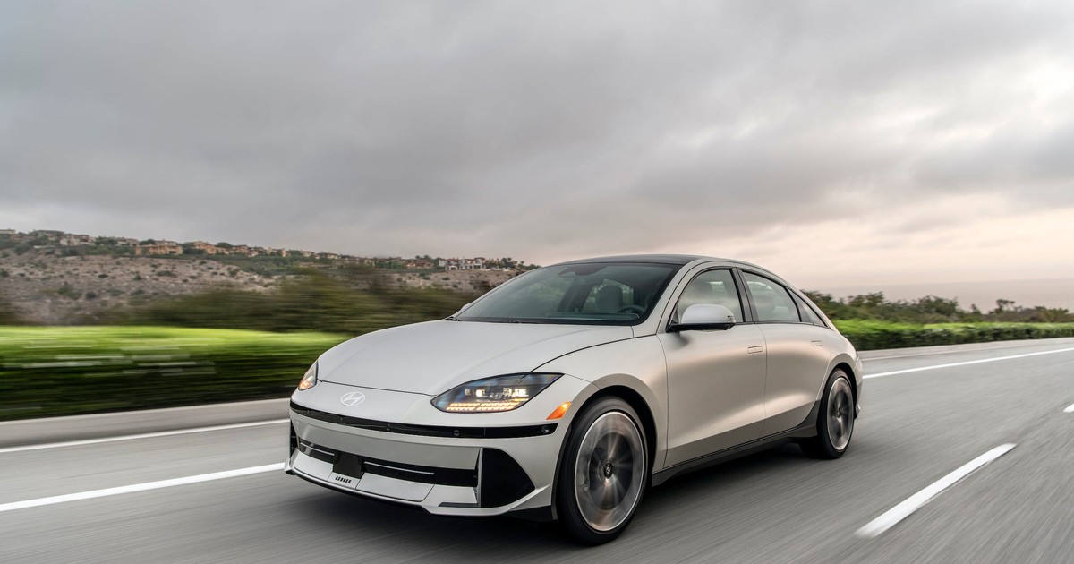 Hyundai's sleek new electric car brings Tesla-beating range in a ...