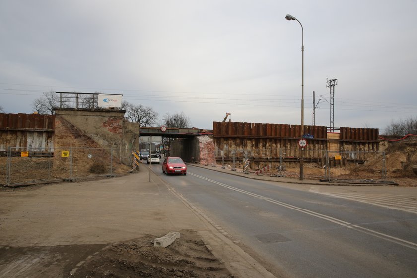 Ulica pod wiaduktem latami czekała na poszerzenie